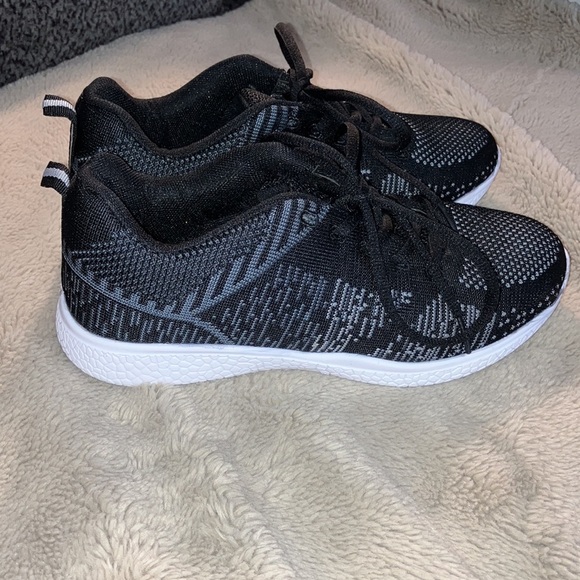 Cushion Walk by Avon Sneakers, Size 7 - Picture 2 of 6